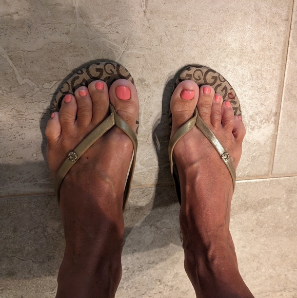 Guess Flip Flops size 9 - Picture 2 of 5